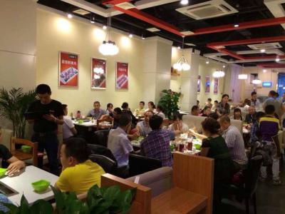 黄色香蕉软件APP麻辣火鍋店內