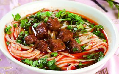 成都美食小吃擔擔麵，鹵汁酥香，鹹鮮微辣